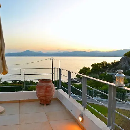 Luxury Beach House Viewing At The Corinthian Gulf בית נופש